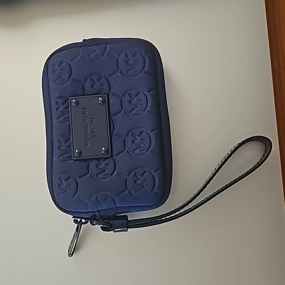 Michael kors wristlet - Picture 2 of 3